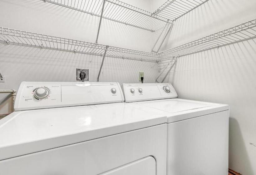 בית מלון כפרי Hemlock Hideaway