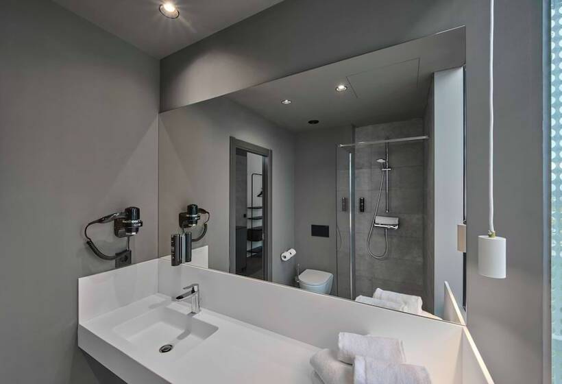 هتل Zleep Madrid Airport