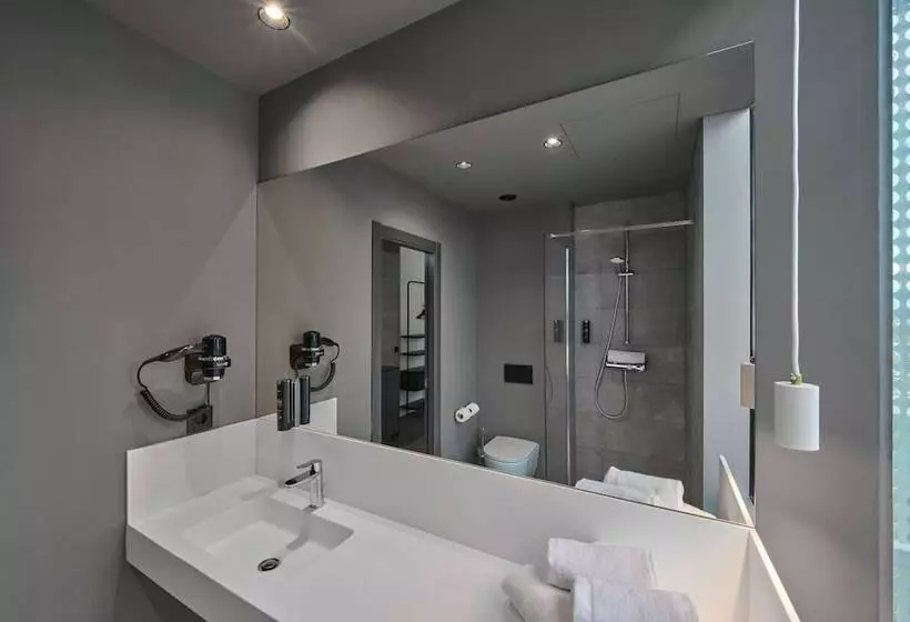 هتل Zleep Madrid Airport