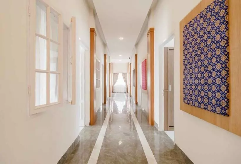 ホテル Reddoorz Plus Syariah @ Jalan Dr Sutomo Padang