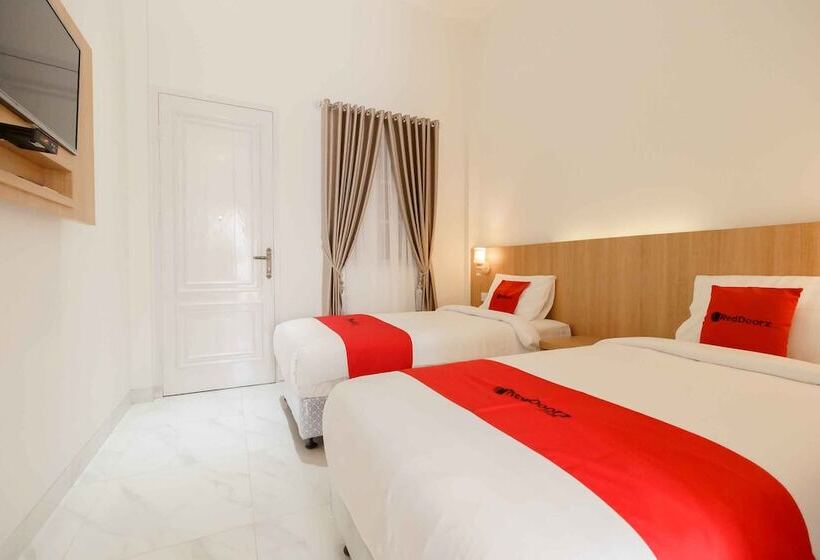 فندق Reddoorz Plus Syariah @ Jalan Dr Sutomo Padang