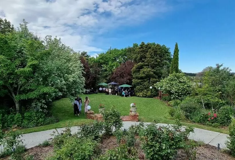 Hotelli The Fern & Thistle Luxury Accommodation  Drinks, Hotpool, Sauna