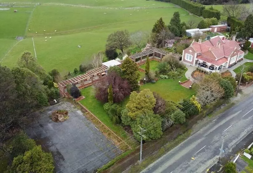 Hotelli The Fern & Thistle Luxury Accommodation  Drinks, Hotpool, Sauna