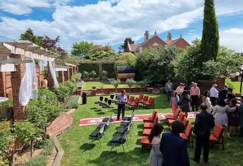 Hotelli The Fern & Thistle Luxury Accommodation  Drinks, Hotpool, Sauna