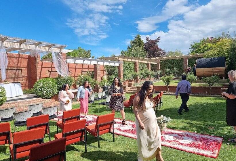 Hotel The Fern & Thistle Luxury Accommodation  Drinks, Hotpool, Sauna