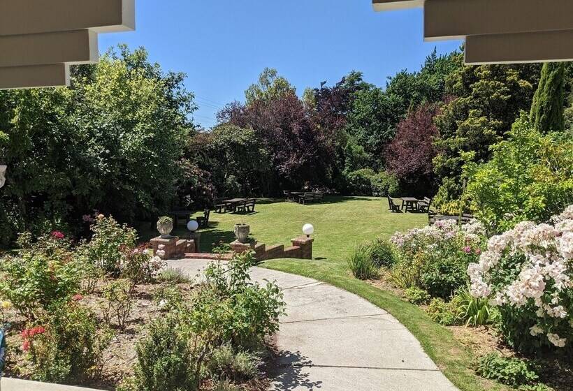 Hotel The Fern & Thistle Luxury Accommodation  Drinks, Hotpool, Sauna