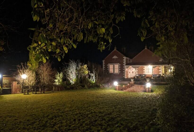 Hotel The Fern & Thistle Luxury Accommodation  Drinks, Hotpool, Sauna