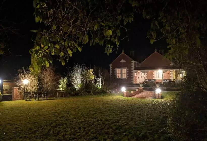 Hotelli The Fern & Thistle Luxury Accommodation  Drinks, Hotpool, Sauna