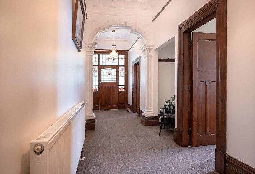 Hotel The Fern & Thistle Luxury Accommodation  Drinks, Hotpool, Sauna