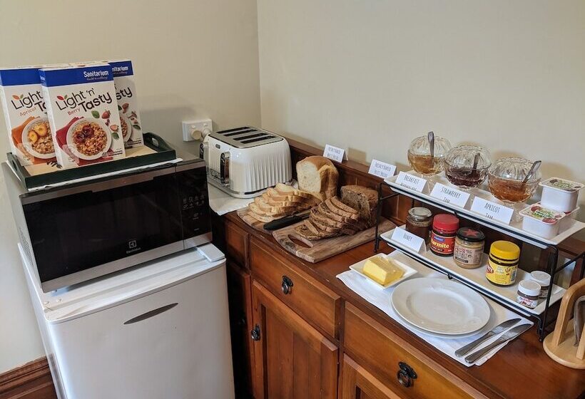 Hotel The Fern & Thistle Luxury Accommodation  Drinks, Hotpool, Sauna