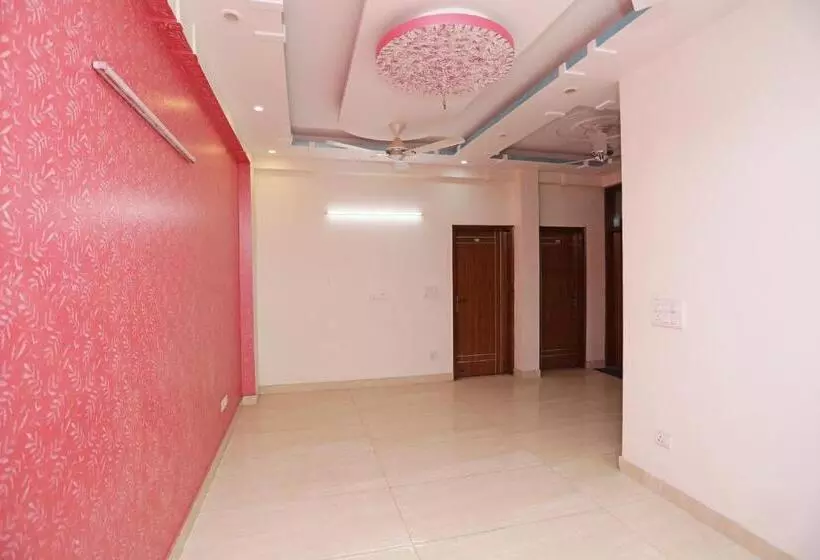 ホテル The Royal Suit Apartment By Oyo