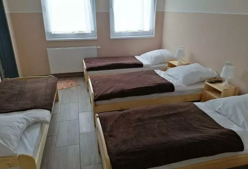 Hotelli Dom Wycieczkowy Na Stadionie