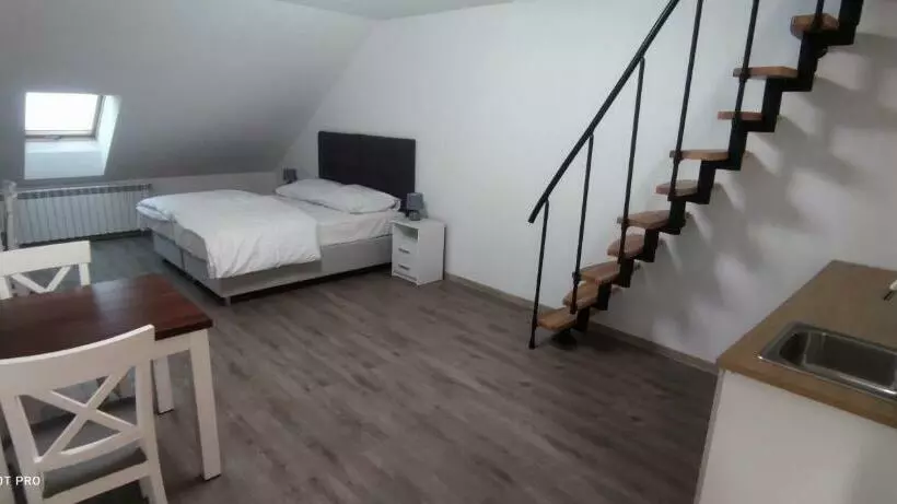 Hotelli Noclegi Szymrych