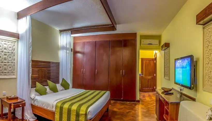 هتل Amani Tiwi Beach Resort