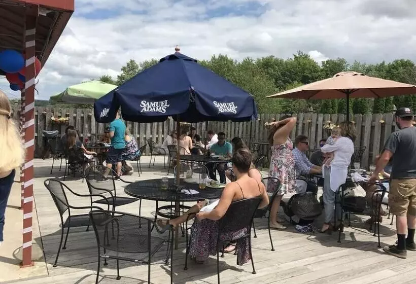 בית מלון כפרי Camelot Restaurant & Inn