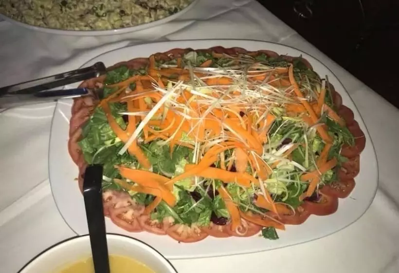 בית מלון כפרי Camelot Restaurant & Inn