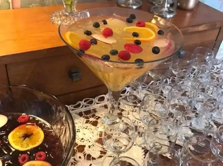 בית מלון כפרי Camelot Restaurant & Inn