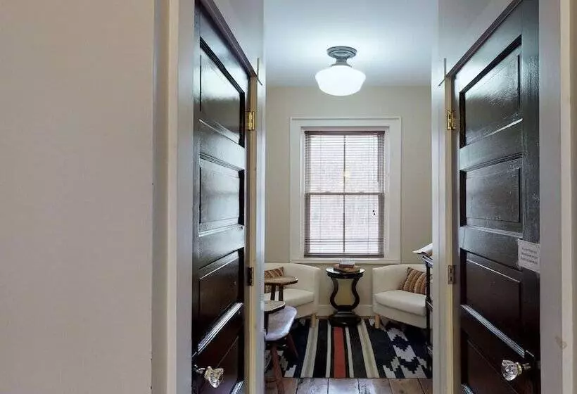 Otel The 1850 House Inn And Tavern