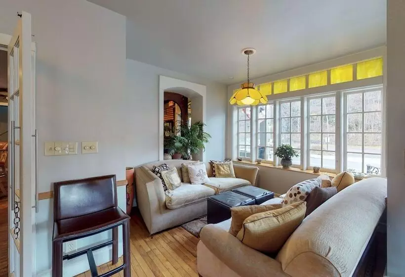 Otel The 1850 House Inn And Tavern