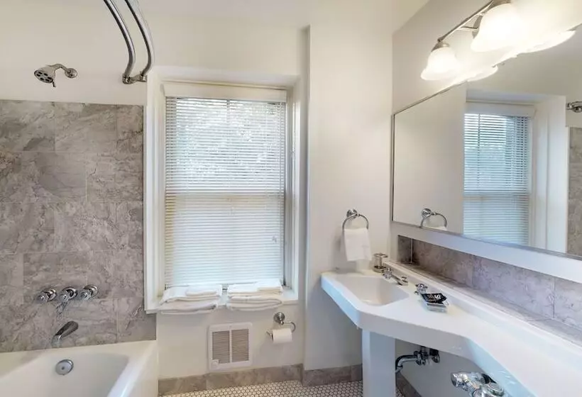 Otel The 1850 House Inn And Tavern