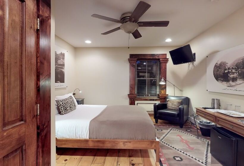 בית מלון כפרי The 1850 House Inn And Tavern