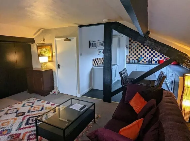 Отель The Eagle And Child Inn