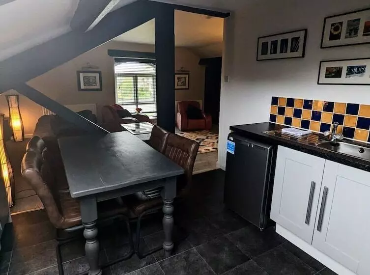 Отель The Eagle And Child Inn