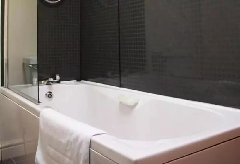 Отель The Eagle And Child Inn