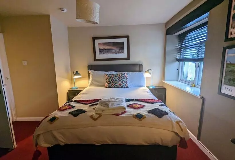 Отель The Eagle And Child Inn