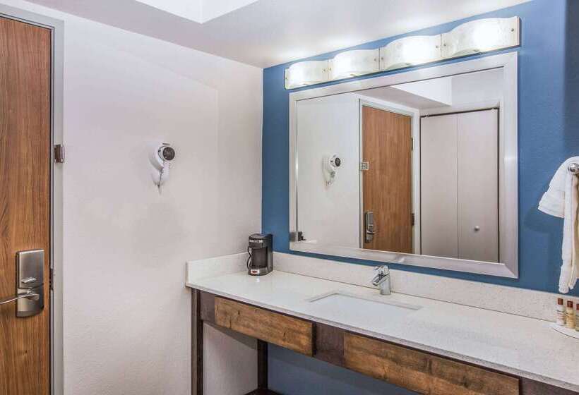 בית מלון כפרי Wingate By Wyndham Louisville Airport Expo Center