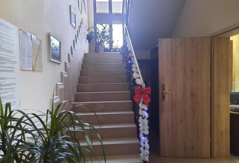 تختخواب و صبحانه Dworek W Płoni