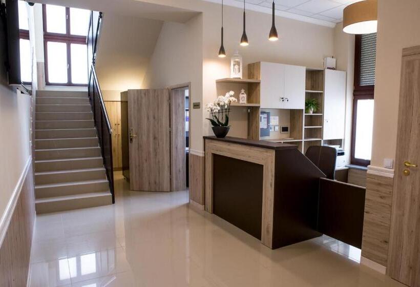 تختخواب و صبحانه Dworek W Płoni