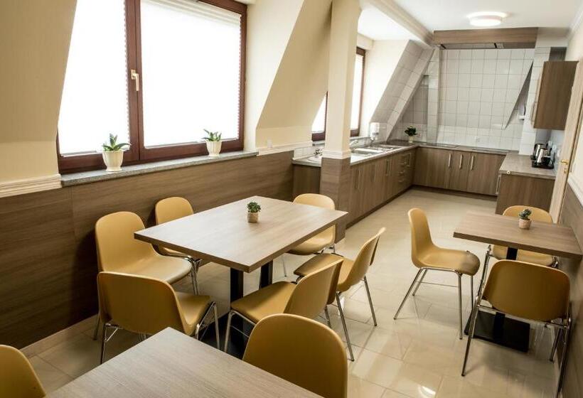 تختخواب و صبحانه Dworek W Płoni