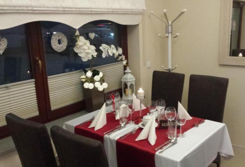 تختخواب و صبحانه Dworek W Płoni