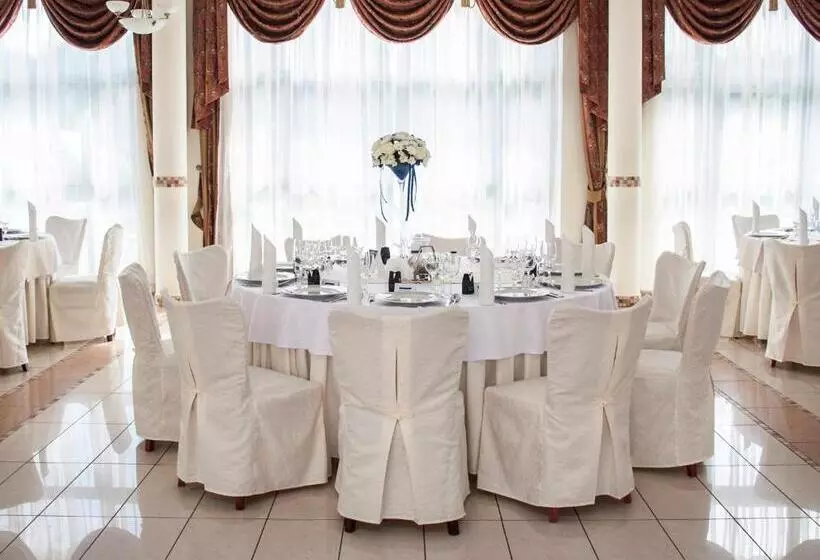 Hotelli Restauracja Autos