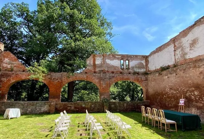 Hotelli Zamek Sarny   Schloss Scharfeneck