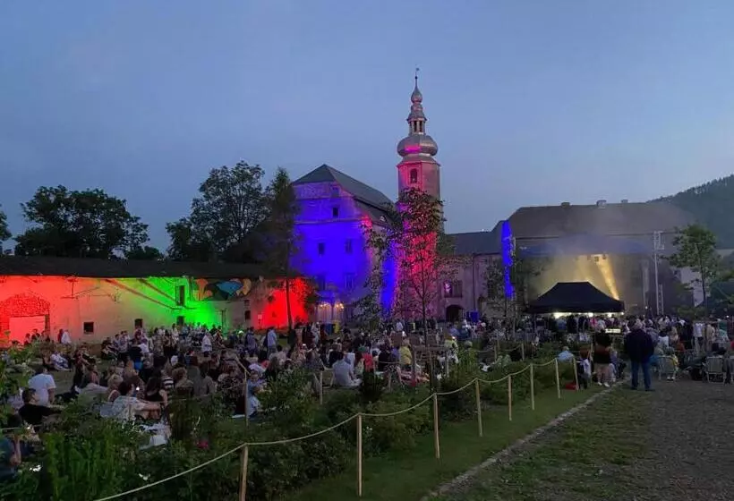 Hotelli Zamek Sarny   Schloss Scharfeneck