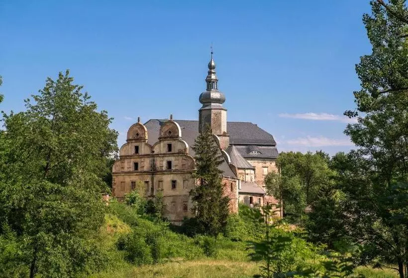 Hotelli Zamek Sarny   Schloss Scharfeneck