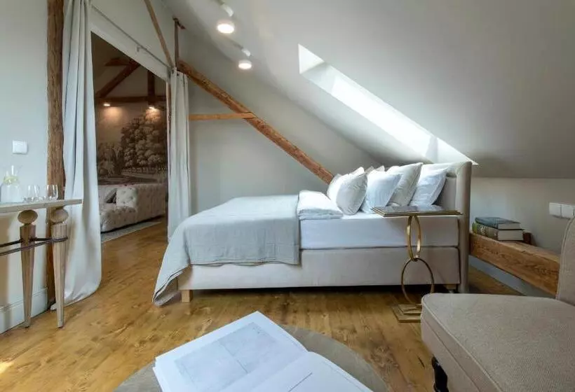 Hotelli Zamek Sarny   Schloss Scharfeneck