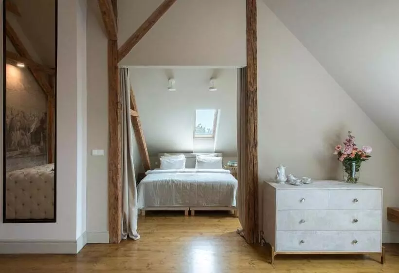 Hotelli Zamek Sarny   Schloss Scharfeneck