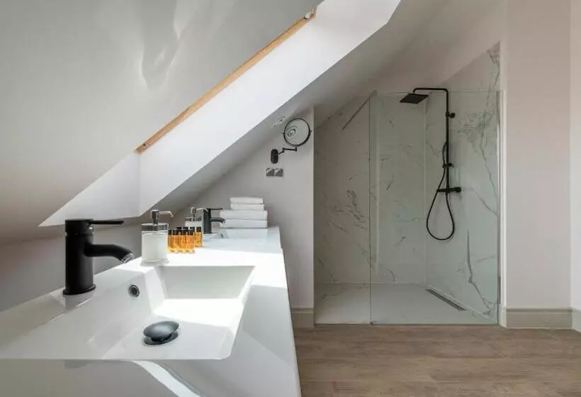 Hotelli Zamek Sarny   Schloss Scharfeneck