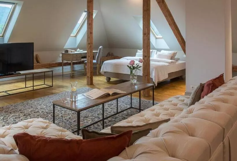 Hotelli Zamek Sarny   Schloss Scharfeneck