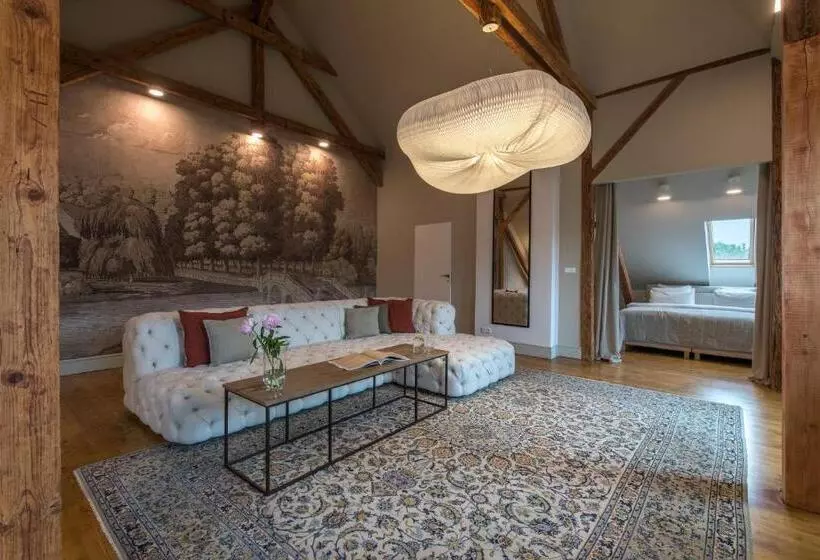 Hotelli Zamek Sarny   Schloss Scharfeneck