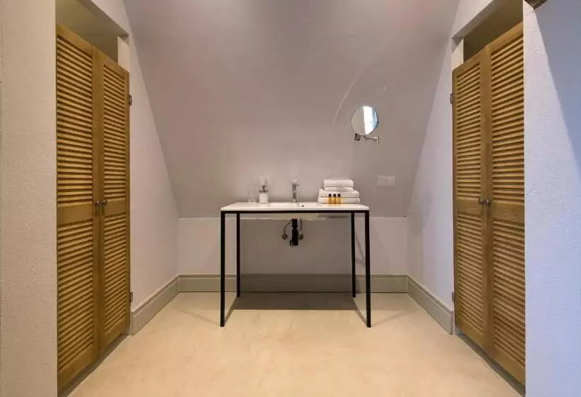 Hotelli Zamek Sarny   Schloss Scharfeneck