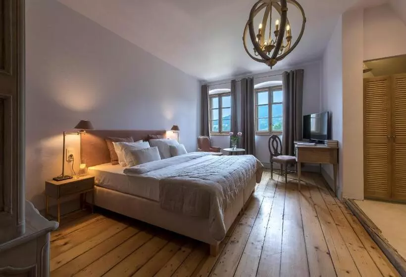 Hotelli Zamek Sarny   Schloss Scharfeneck