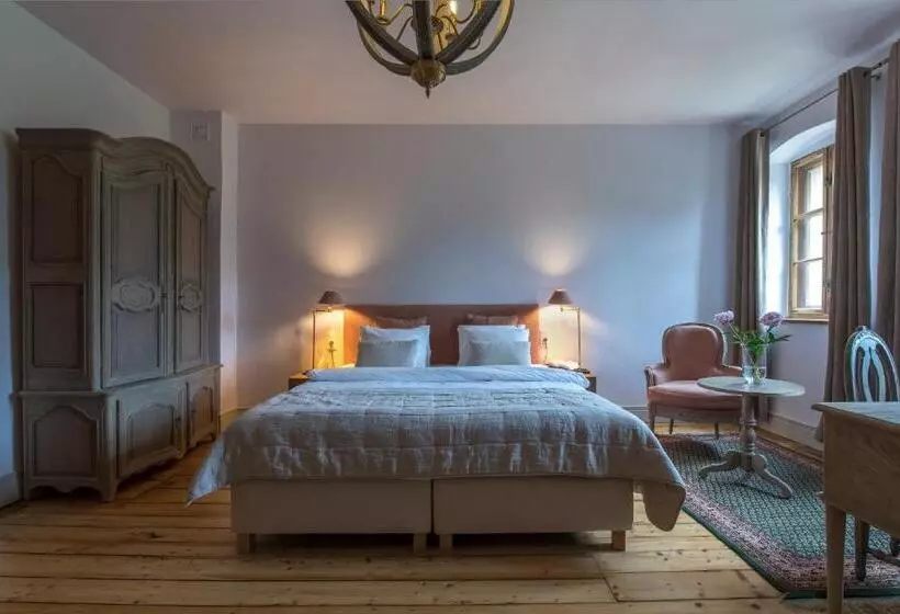 Hotelli Zamek Sarny   Schloss Scharfeneck