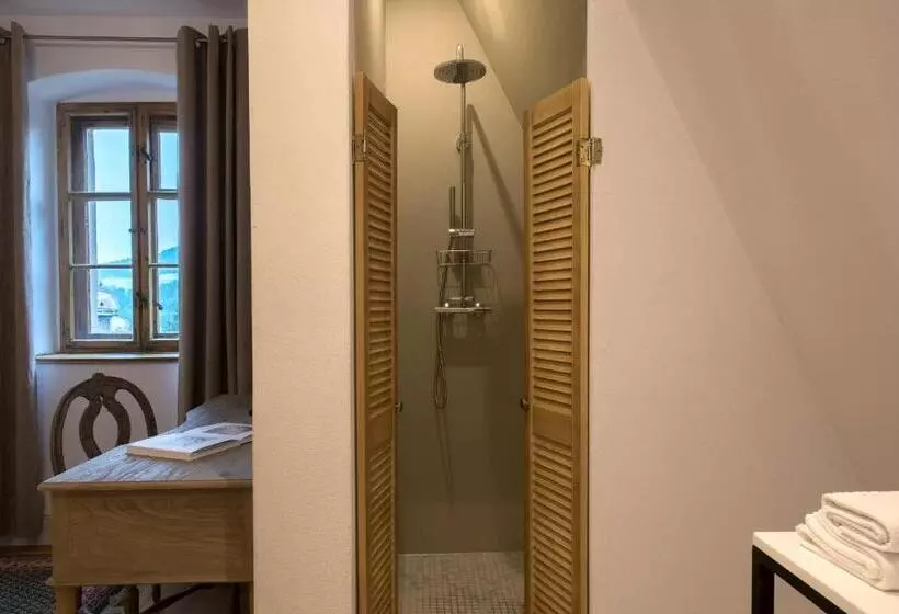 Hotelli Zamek Sarny   Schloss Scharfeneck