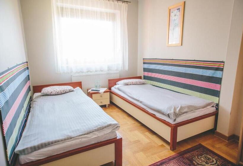 فندق على الطريق Zodiak