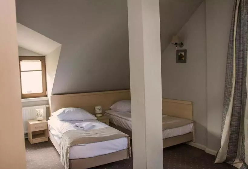 Aamiaismajoitus (B&B) Dworek Jabłonna