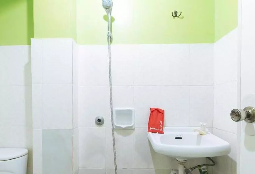 Hotelli Reddoorz Plus Near Municipality Of Luisiana Laguna